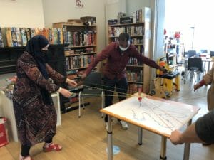 animateurs jouant au crayon coopératif