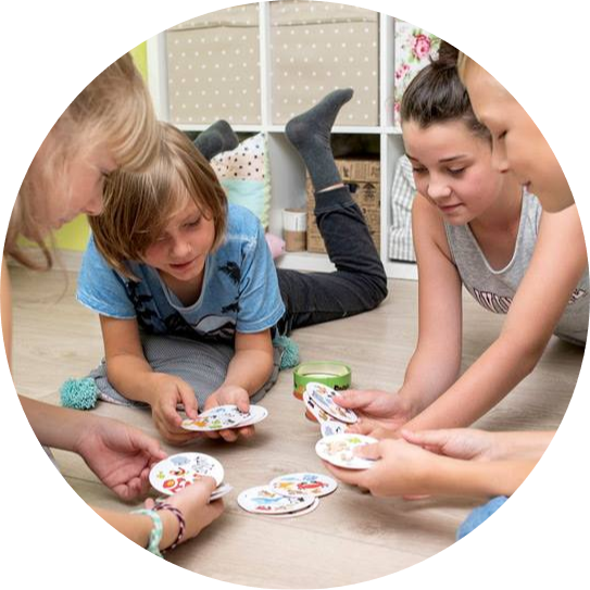 enfants-qui-jouent-a-dobble enfants-qui-jouent-a-dobble
